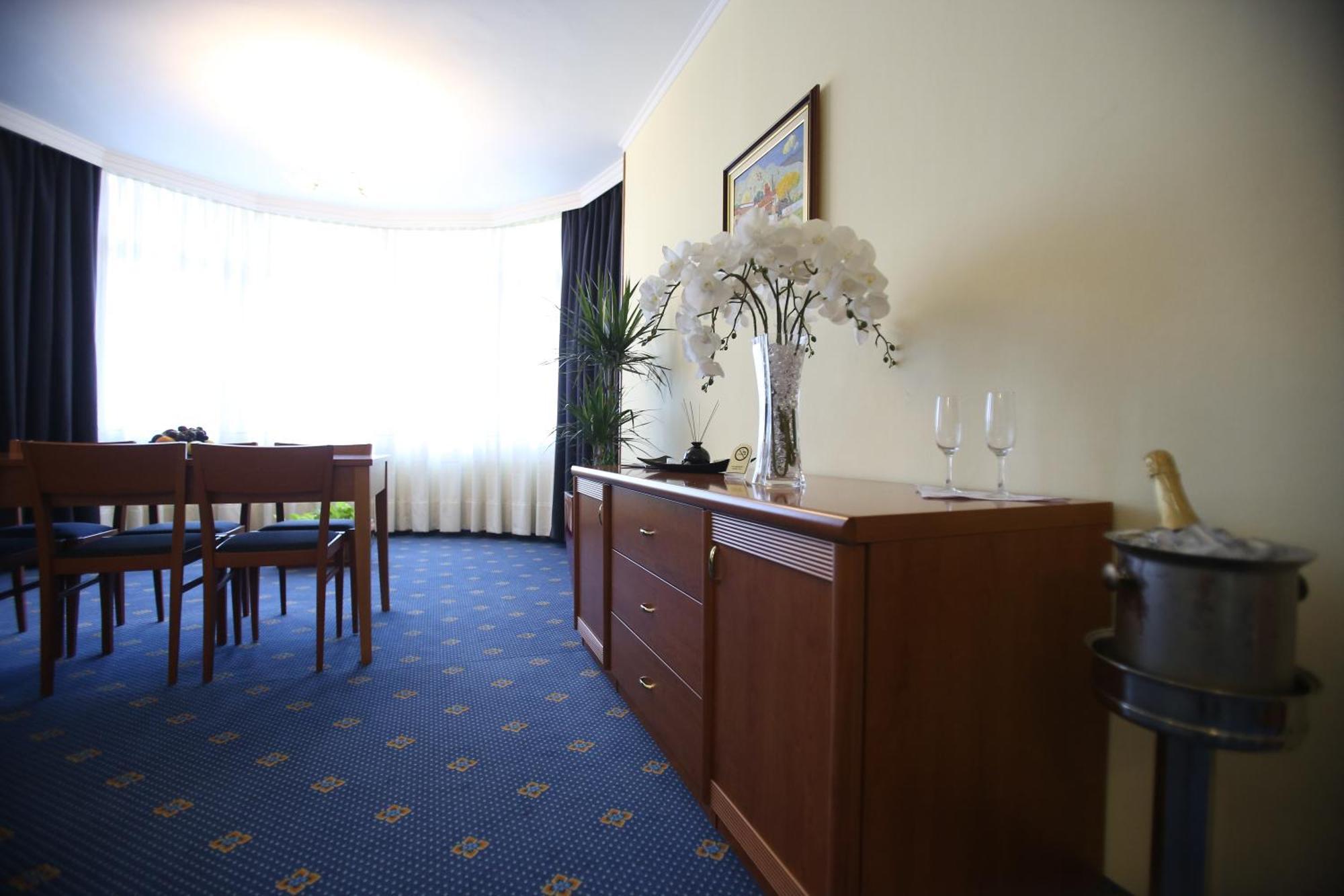 Hotel Continental Вора Номер фото