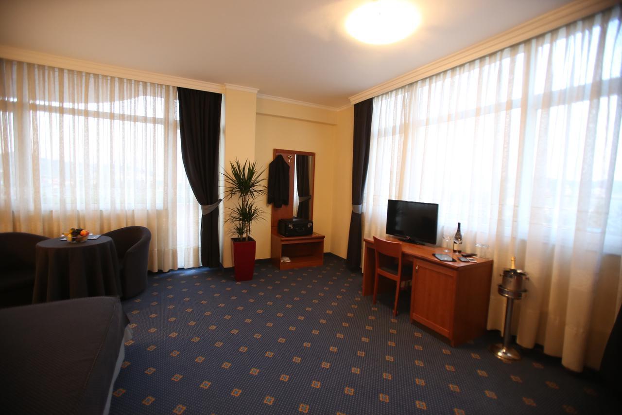 Hotel Continental Вора Екстер'єр фото