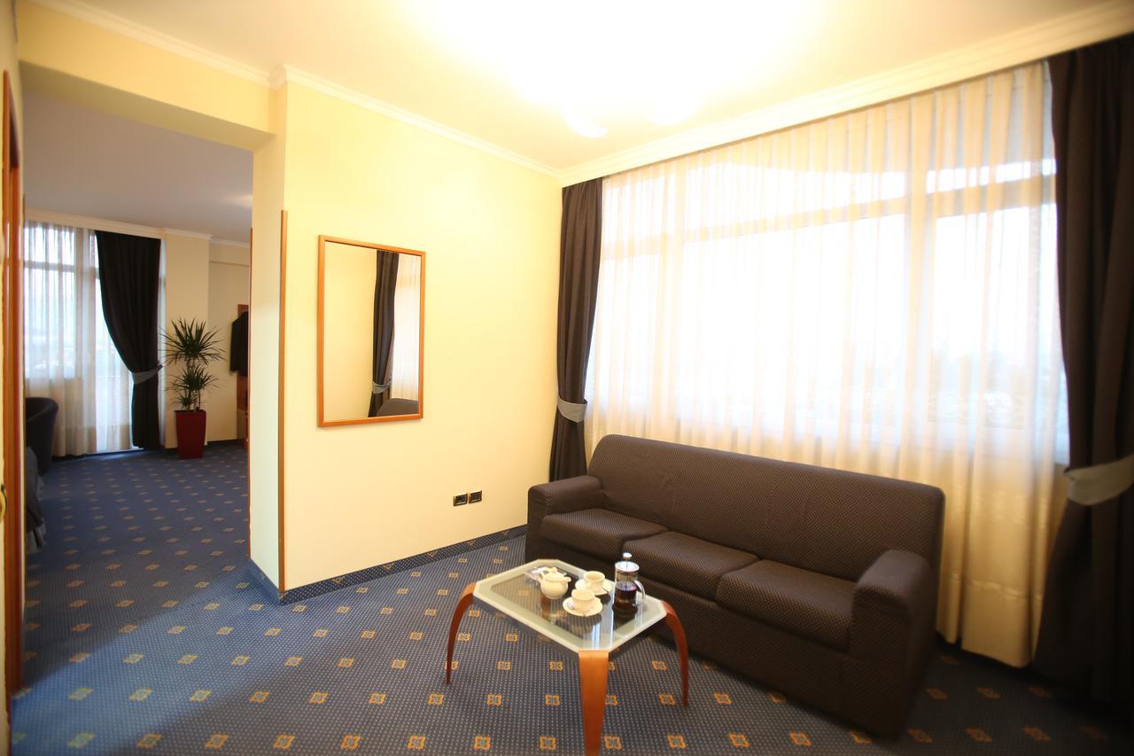 Hotel Continental Вора Екстер'єр фото