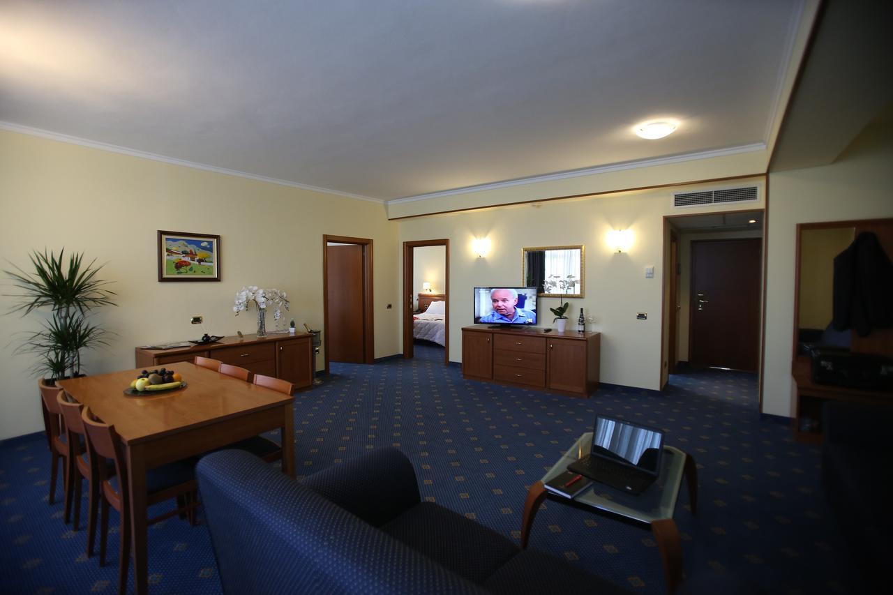 Hotel Continental Вора Екстер'єр фото